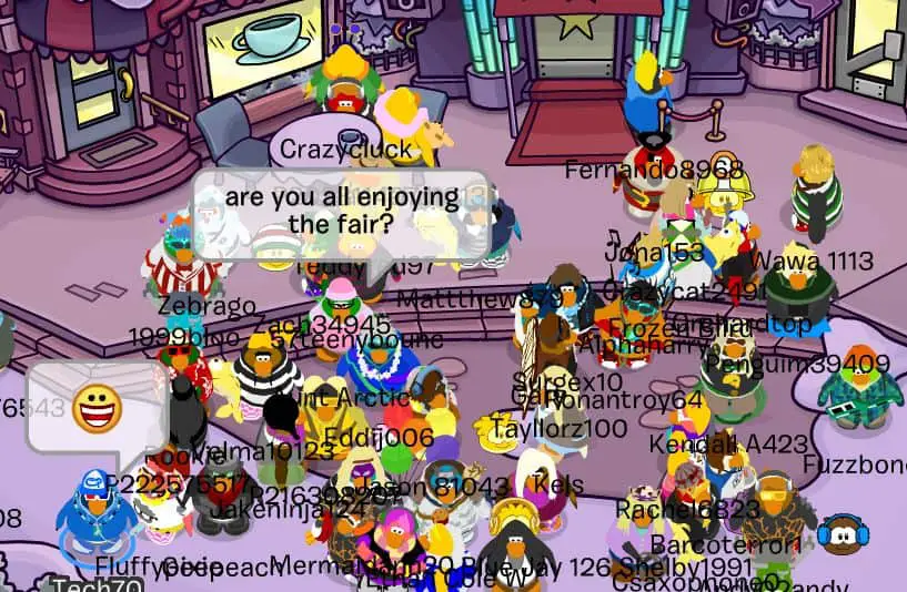  Una captura de pantalla de la ciudad de Club Penguin. Hay muchos pingüinos en línea que apiñan a las mascotas Tía Arctic y Cadence. Tech70 es un pingüino azul en la esquina de la pantalla.