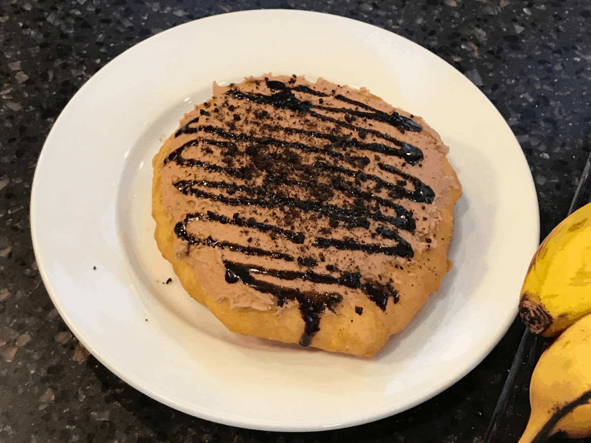  Kekuli Cafe's bannock frybread desert con moka e condimenti al cioccolato a Kelowna, British Columbia, Canada.